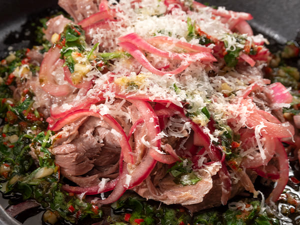Lamsschouder met rode ui en chimichurri
