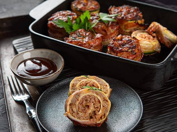 BBQ pinwheels van buikspek, courgette en gehakt