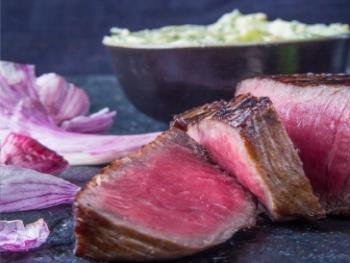 Biefstuk met gesmoorde uien en paprika