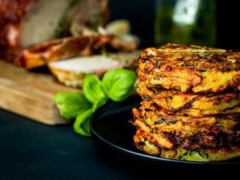 Aardappel-Courgette koekjes met feta en spek