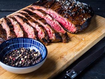 Flank steak sandwich met mierikswortelmayonaise