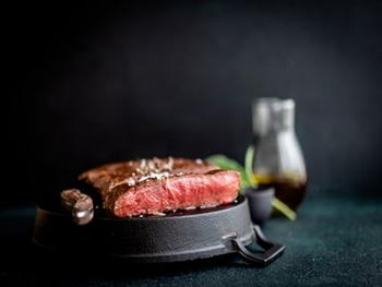 Flat Iron met romige Roquefortsaus