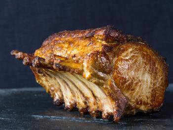 Geroosterde rack of pork met salie en rozemarijn
