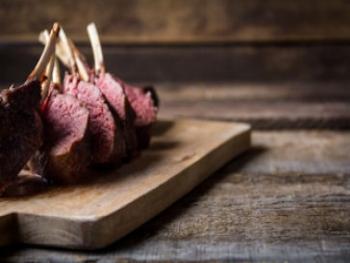 Hertenrack met sjalotjes en gedroogde cranberryjus