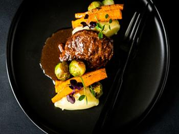 Iberico wangen met groenten en rode wijn