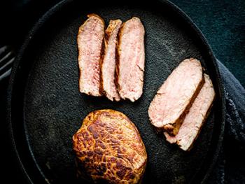 Biefstuk met gesmoorde uien en paprika