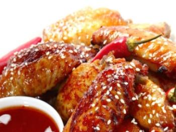 Gildehoen kipvleugels met Honing-gembersaus