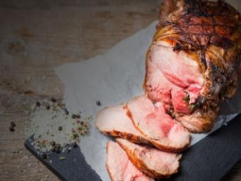 Lamsbout met rozemarijn en knoflook in rode wijnsaus