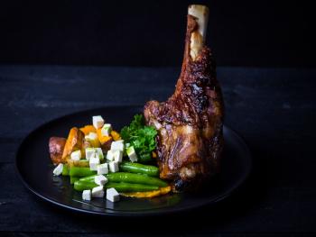 Lamsschenkels met tomaten en rozemarijn