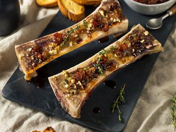 Gegrilde mergpijp met toast en bonensalade