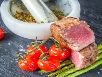 Angus Tournedos met gekarameliseerde witlof en Danish-Blue mayonaise