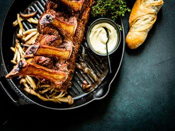 Standing rib roast met knoflook en tijm