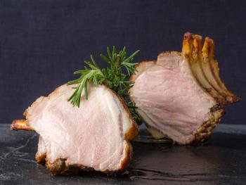 Speenvarkenrack met knoflook en mosterd