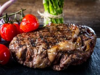 Rib eye steak met tomatentapenade