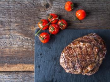 Rib eye steak Bordelaise met blauwe kaaspuree