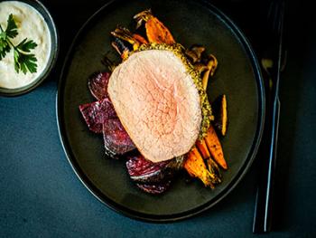 Rosbief met kruidenkorst en mierikswortel-crème