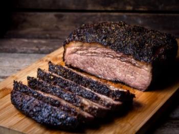 Brisket met gekarameliseerde ui en Merlot-saus (Kan in de Dutch Oven)