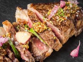 Entrecôte met gebakken aardappelen en een frisse salade