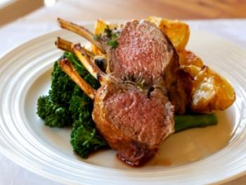 Lamskroon (Lamsrack) met groenten uit de oven