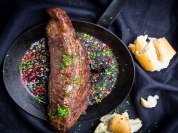 Ossenhaas met pittige mosterdsaus en zoete aardappelpuree