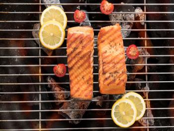 Zalm met citroen op de BBQ Plank